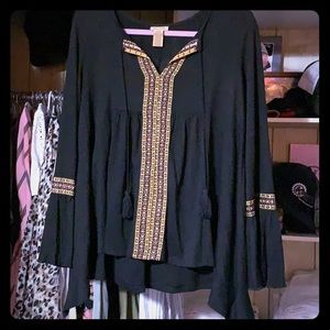 Adorable black top!